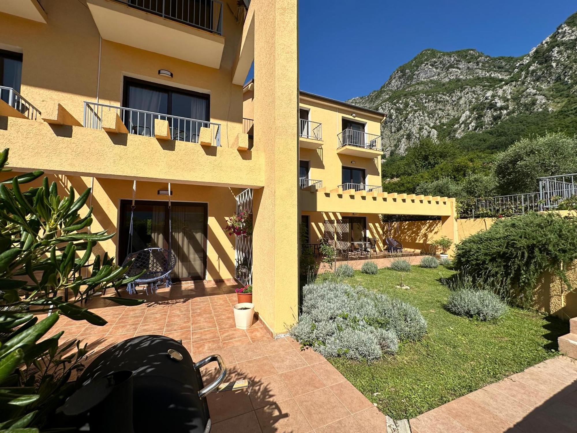 Villa Risan Apartments Luaran gambar